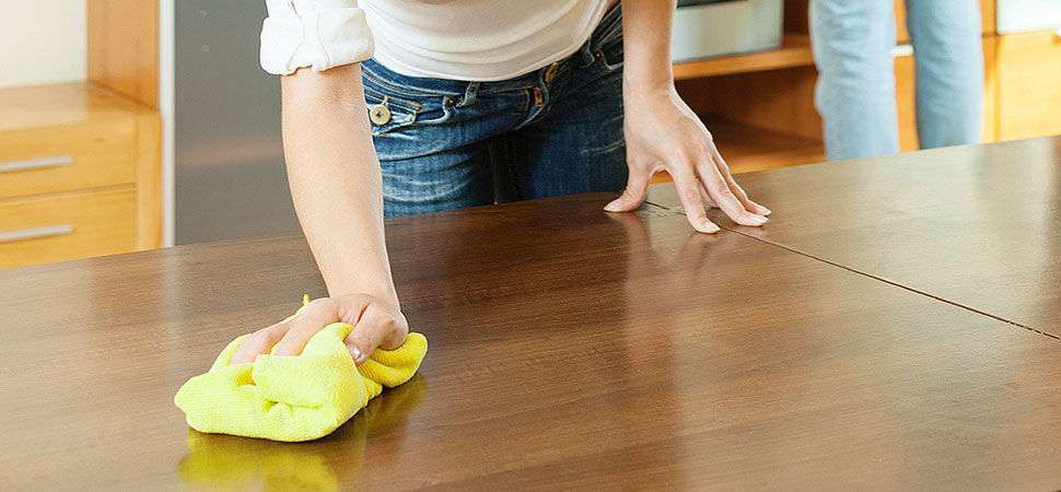 Lau chùi đồ gỗ Acrylic thường xuyên để giữ độ bền