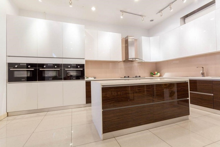 Tủ bếp gỗ acrylic với tông màu sáng