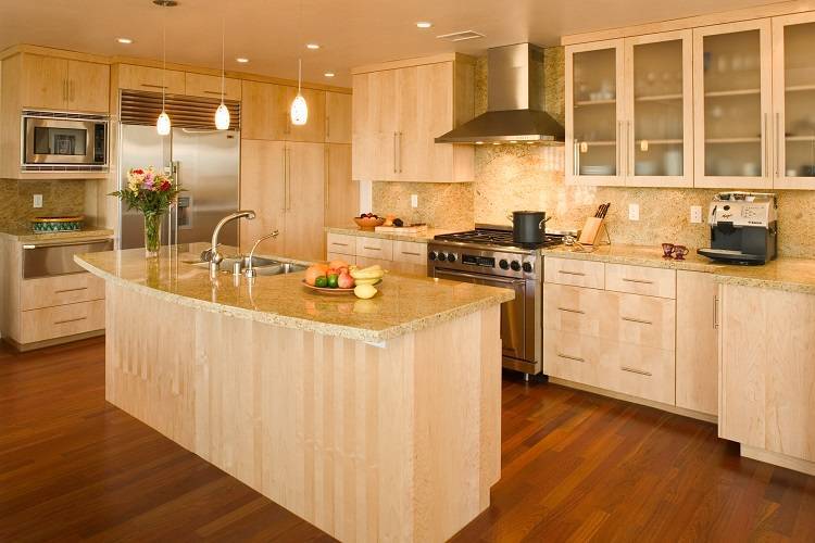 Gỗ tự nhiên mang vẻ sang trọng và ấm cúng cho căn bếp gia đình Việt